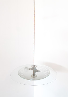 Lampadario di design riferibile alla mano di Pietro CHIESA per FONTANA ARTE in vetro e ottone. Italia, Anni 40