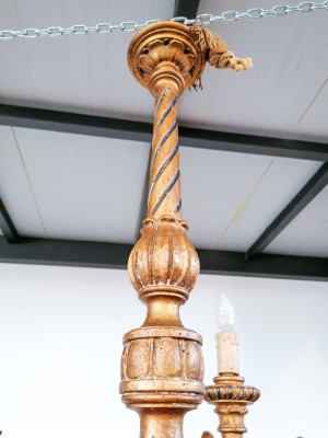 Lampadario a tre braccia in legno scolpito e dorato, originale d