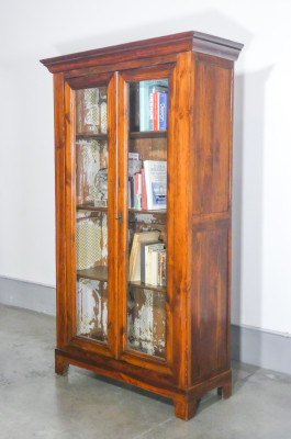 Libreria/vetrinetta CARLO X in legno massello di abete a due ante con ripiani. Italia, Ottocento