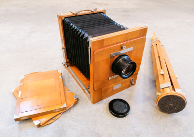 Macchina fotografica FK 18 x 24 a lastre, di fabbricazione russa, in legno, con cavalletto. Russia, Anni 60