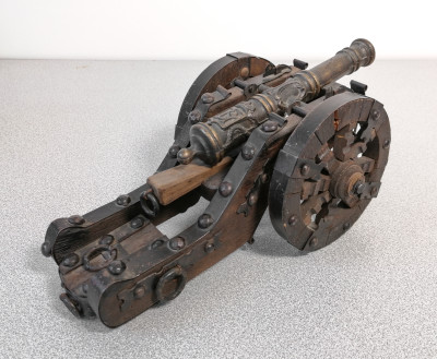 Modellino in <b>metallo</b><br>
e legno di un<br>
<b>antico cannone</b>