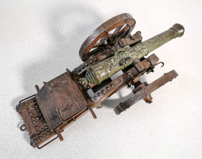 Modellino in metallo e legno di un antico cannone settecentesco, con baule