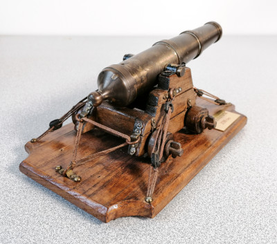 Modellino in metallo e legno di un antico cannone navale settecentesco