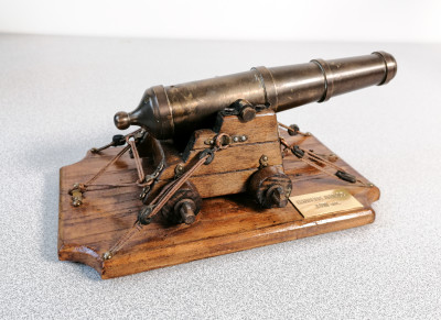 Modellino in metallo e legno di un antico cannone navale settecentesco