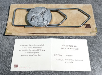 Molla fermacarte a forma di fermaglio, con bassorilievo in bronzo argentato disegnato da Bruno CASSINARI. Con il certificato della Galleria San Carlo e astuccio originale. Italia, Anni 80/90