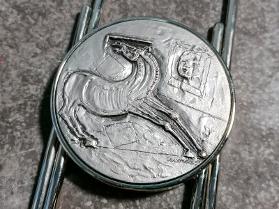 Molla fermacarte a forma di fermaglio, con bassorilievo in bronzo argentato disegnato da Bruno CASSINARI. Con il certificato della Galleria San Carlo e astuccio originale. Italia, Anni 80/90