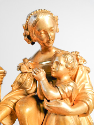 Orologio parigina da camino in bronzo dorato al mercurio, con gruppo scultoreo sulla sommità. Movimento marchiato V. E. con la figura di un
