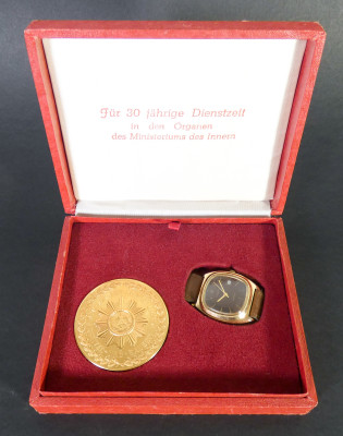 Orologio RUHLA e medaglia in cofanetto presentati come regalo e onorificienza per 30 anni di servizio prestato nel Ministero dell