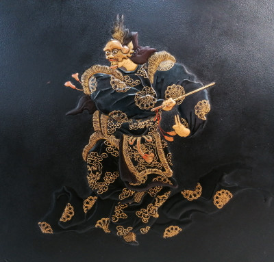 Antico pannello laccato, dipinto e dorato raffigurante figure del teatro kabuki. Giappone, Novecento