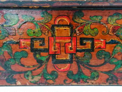Banchetto, pedana di tradizione tibetana, in legno dipinto e laccato. Tibet, 1800
