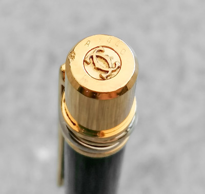 Penna a sfera Stylos Les Must de Cartier Paris Laminata in oro n° A014409 con certificato originale di garanzia, foglietti illustrativi e confezione originale. Parigi, 1992