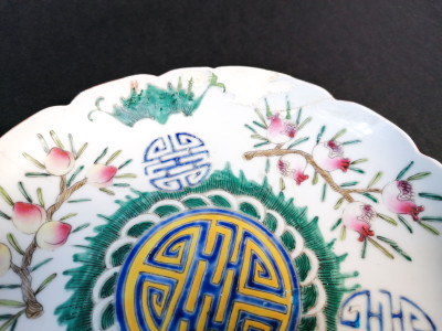 Piatto in porcellana cinese dipinta. Sigillo Guangxu sul fondo. Cina, Fine Ottocento Inizio Novecento