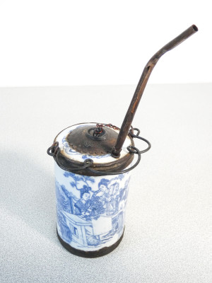 Pipa da oppio in ceramica decorata in blu su bianco. e metallo. Cina