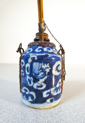 Pipa da oppio in ceramica decorata in blu su bianco. e metallo. Cina