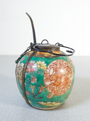 Pipa da oppio in ceramica decorata e metallo. Cina