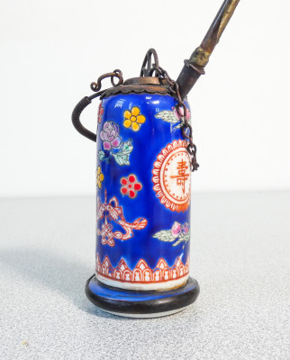 Pipa da oppio in ceramica decorata e metallo. Cina