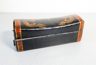 Cuscino salvadanaio cinese (pillow box) in legno e pelle dipinta con dragoni dorati. Cina, Novecento