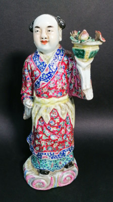 Scultura in ceramica dipinta e smaltata raffigurante un Uomo su una nuovola con cesta di fiori. Cina, Primo Novecento