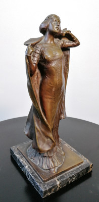 Scultura in bronzo recante firma A. ENDSTORFER Dama con mantello. Art decò. Austria, Primo Novecento