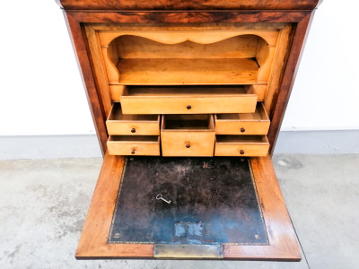Secretaire cappuccino, Carlo X in legno di noce e piuma di noce, con cassetti interni e segreto. Italia, 1800