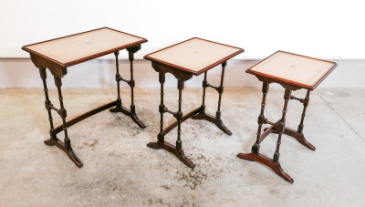Set di tre tavolini a scomparsa, nesting tables in legno di mogano. REPRODUX Bevan Funnel Ltd. Inghilterra, Novecento