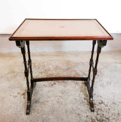 Set di tre tavolini a scomparsa, nesting tables in legno di mogano. REPRODUX Bevan Funnel Ltd. Inghilterra, Novecento
