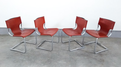 Set di quattro sedie di design italiano riferibili a KNOLL in pelle e metallo cromato. Italia, Anni 70