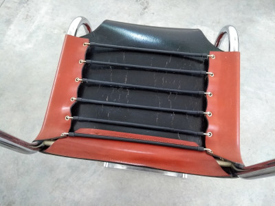 Set di quattro sedie di design italiano riferibili a KNOLL in pelle e metallo cromato. Italia, Anni 70