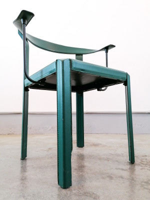 Set di quattro sedie in pelle verde e metallo riferibili alla produzione della Ycami Collection. Italia, Anni 80