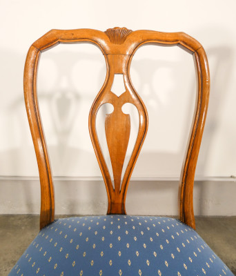 Quattro sedie Carlo X in legno di noce con schienale a lira, sedute imbottite. Italia, Ottocento