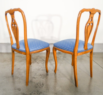 Quattro sedie Carlo X in legno di noce con schienale a lira, sedute imbottite. Italia, Ottocento