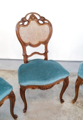 Set di sei sedie stile Luigi Filippo in legno di noce, con schienali in paglia di Vienna. Novecento