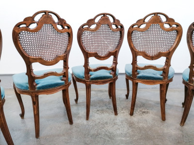Set di sei sedie stile Luigi Filippo in legno di noce, con schienali in paglia di Vienna. Novecento