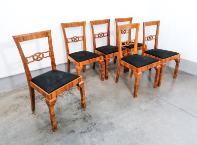 Set di sei sedie da pranzo, art decò, in legno impiallacciato in noce. Italia, Primo Novecento