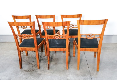 Set di sei sedie da pranzo, art decò, in legno impiallacciato in noce. Italia, Primo Novecento