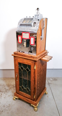Slot machine LIBERTY BELL 5 cents - Golf, mobile in legno con cassettino portabibite. USA, 1920/30