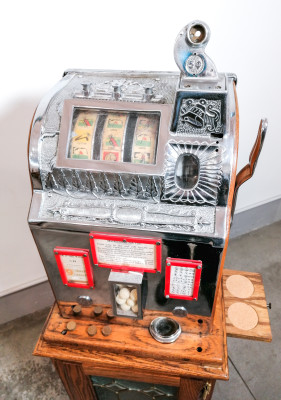 Slot machine LIBERTY BELL 5 cents - Golf, mobile in legno con cassettino portabibite. USA, 1920/30