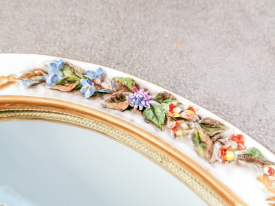 Specchiera da tavolo in porcellana dipinta e ottone. Firmata. Italia, Primo Novecento