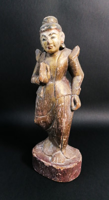 Scultura balinese in legno scolpito e dipinto in policromia raffigurante una Bodhisattva o una deità buddista. Indonesia, Settecento ca