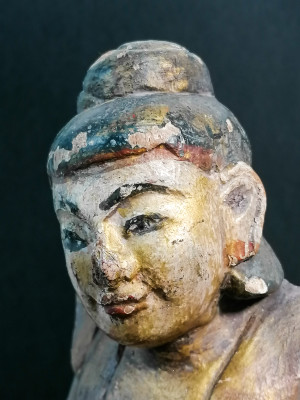Scultura balinese in legno scolpito e dipinto in policromia raffigurante una Bodhisattva o una deità buddista. Indonesia, Settecento ca