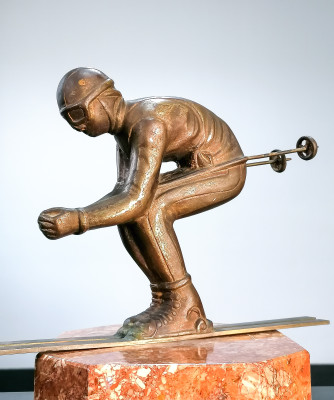 Scultura futurista in bronzo, raffigurante uno Sciatore in posizione a uovo. Italia, Anni 20/30