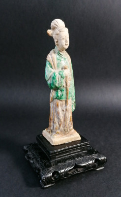 Antica sculturina tombale cinese in terracotta raffigurante una inserviente o un parente del defunto. Cina, Seicento