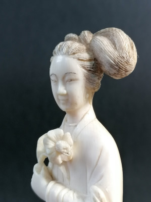 Sculturina di dama cinese, forse della dea Guan Yin, in materiale pregiato. Cina, Fine Ottocento Primo Novecento