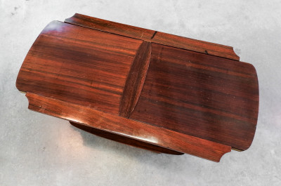 Tavolino di design in legno di palissandro, con portabottiglie a scomparsa estraibile automaticamente mediante una leva laterale. Italia, Anni 70