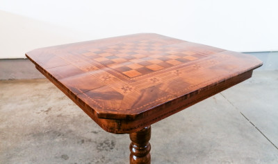 Tavolino da gioco con scacchiera intarsiata sul piano. Primo Novecento