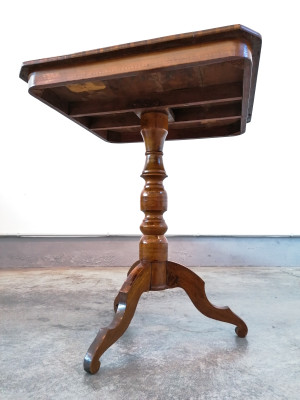 Tavolino da gioco con scacchiera intarsiata sul piano. Primo Novecento