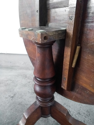 Tavolo a vela in legno massello di noce, con gamba centrale tornita terminante a treppiede. Ottocento