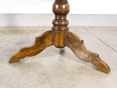 Tavolo a vela in legno massello di pioppo, con gamba centrale tornita terminante a treppiede. Ottocento