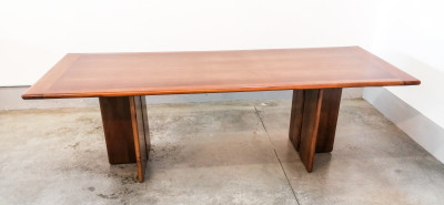 Tavolo di design Titina AMMANNATI & Giampiero VITELLI per Catalano in legno di noce riccamente venato. Italia, Anni 70