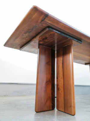 Tavolo di design Titina AMMANNATI & Giampiero VITELLI per Catalano in legno di noce riccamente venato. Italia, Anni 70